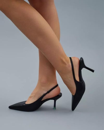 حذاء بكعب عالٍ ومقدمة مدببة بسيط - أسود