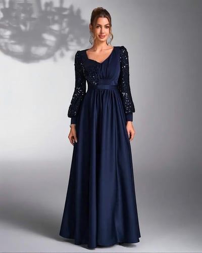 فستان سهرة طويل كحلي بلمعة ناعمة وأكمام ترتر فاخرة