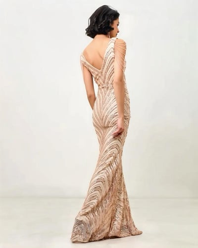 فستان سهرة مزين بالترتر برقبة مفتوحة وبدون أكمام