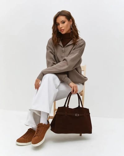 شنطة يد بنية أنيقة من الشامواه واسع بتصميم عصري