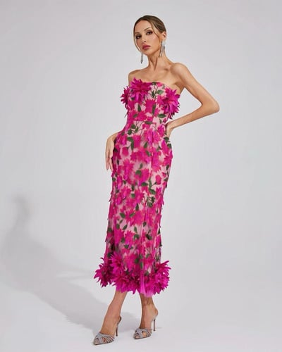 فستان سهرة بدون أكتاف بتطريز وردي بارز ولمسات ثلاث...