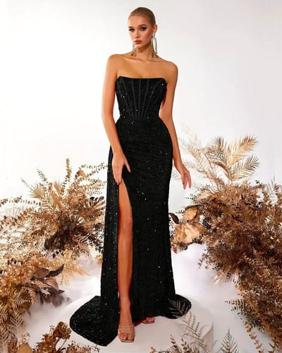فستان سهرة أسود بتصميم ترتر لامع وقصة جانبية
