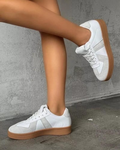 حذاء رياضي نسائي أبيض كلاسيكي متعدد الاستخدامات
