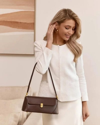 شنطة كتف جلد باللون البني الداكن بتفاصيل ذهبية أني...