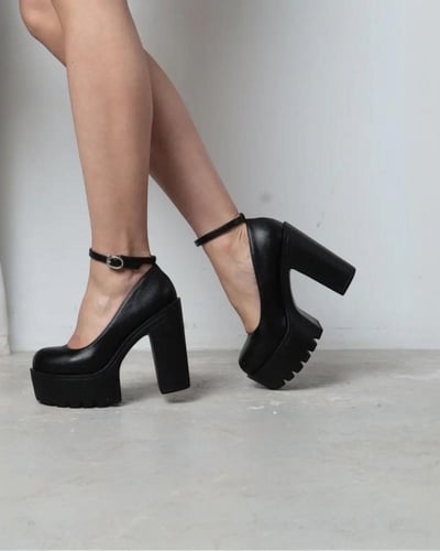 حذاء نسائي بكعب عالٍ سميك ومقدمة مدببة