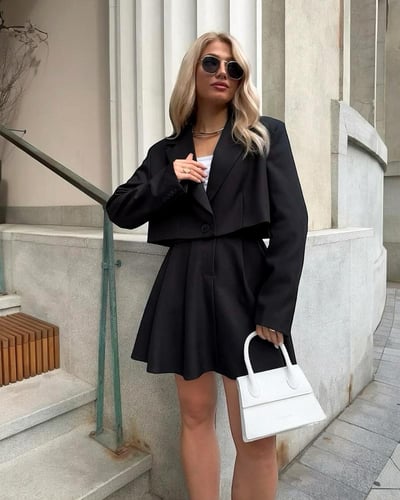 طقم نسائي قطعتين بليزر قصير وتنورة واسعة – أسود