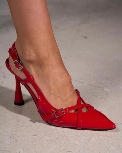 حذاء نسائي بكعب عالي بحزام خلفي باللون الأحمر