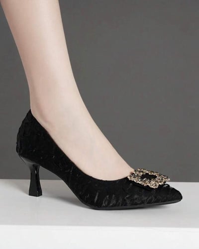 حذاء نسائي بكعب عالٍ مزين بأحجار الراين ومقدمة مدب...