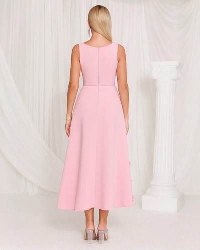 فستان سهرة وردي طويل مزين بالكريستال مع حزام أنيق