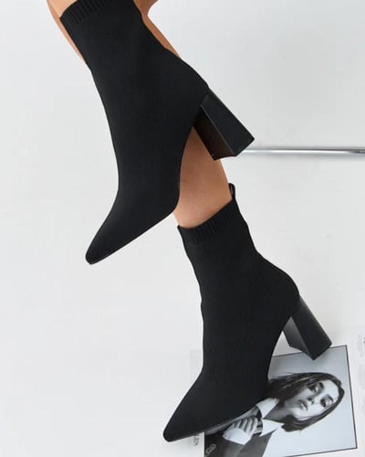 بوت نسائي أسود بكعب عالي سميك وتصميم جورب أنيق