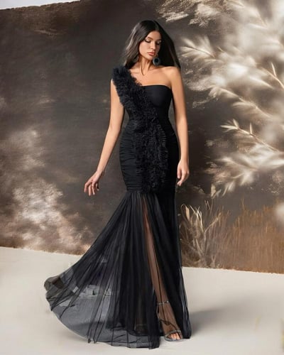 فستان سهرة أسود طويل بكتف واحد وتصميم طبقات شيفون