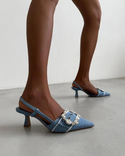 حذاء كعب متوسط من الدنيم مزين بكريستالات فاخرة