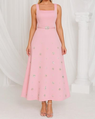 فستان سهرة وردي طويل مزين بالكريستال مع حزام أنيق