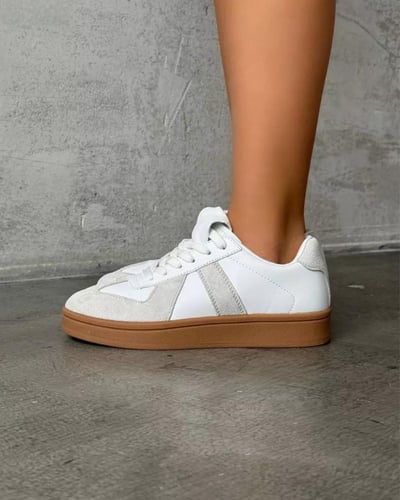 حذاء رياضي نسائي أبيض كلاسيكي متعدد الاستخدامات