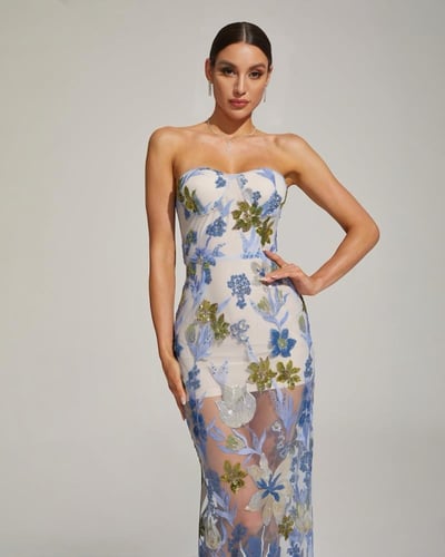 فستان سهرة مطرز بالورود تل طويل مكشوف الكتف