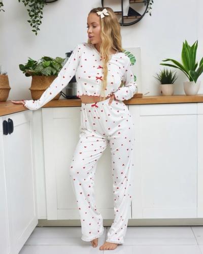 طقم بجامة بنطال وقميص بأكمام طويلة بطبعة قلب