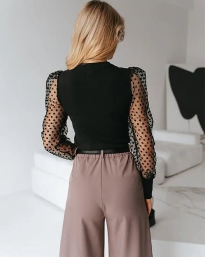 بلوزة نسائية بأكمام طويلة منقطة