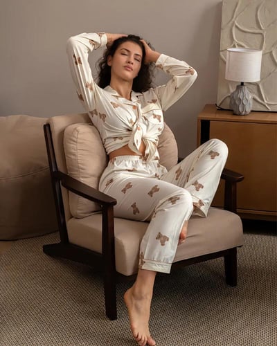 طقم بجامة بنطال وقميص بأكمام طويلة