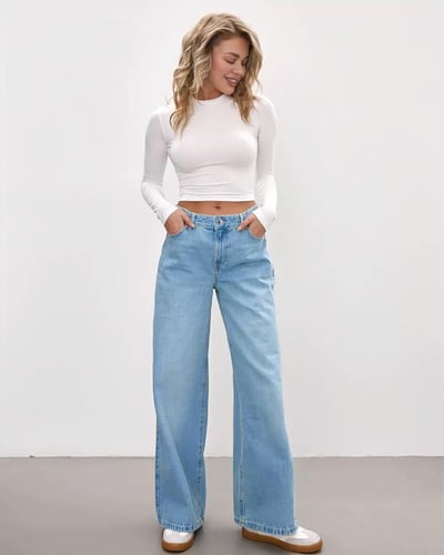 بلوزة بيضاء طويلة الأكمام بقصة كروب أنيقة وعصرية