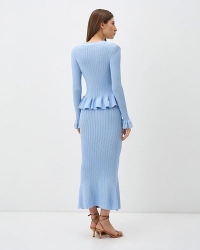 طقم بلوفر وتنورة ميدي محبوكة بأزرار ذهبية وتصميم ك...