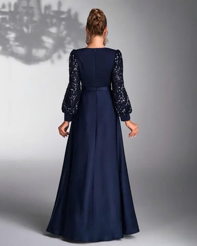 فستان سهرة طويل كحلي بلمعة ناعمة وأكمام ترتر فاخرة