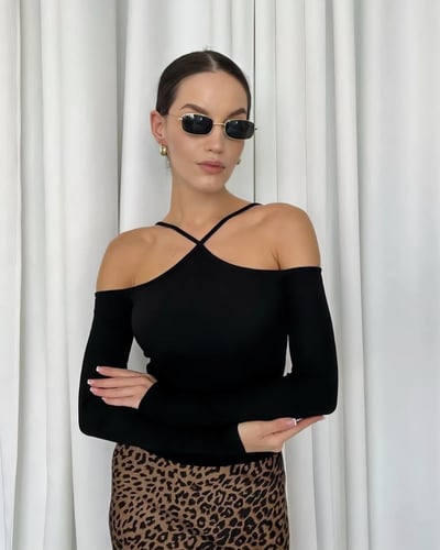 بلوزة سوداء بأكمام طويلة وتصميم أكتاف مفتوحة مع رب...