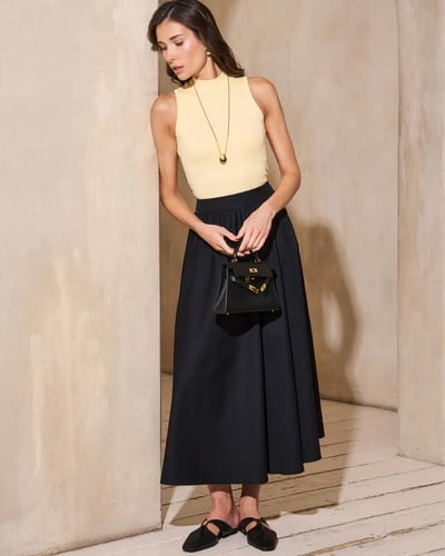 تنورة ميدي سوداء بخصر عالي وقصة واسعة أنيقة