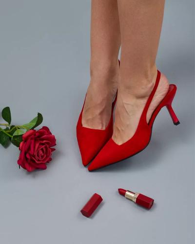 حذاء بكعب عالٍ ومقدمة مدببة بسيط