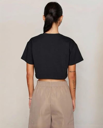 توب كروب أسود قصير بأكمام قصيرة بتصميم كاجوال