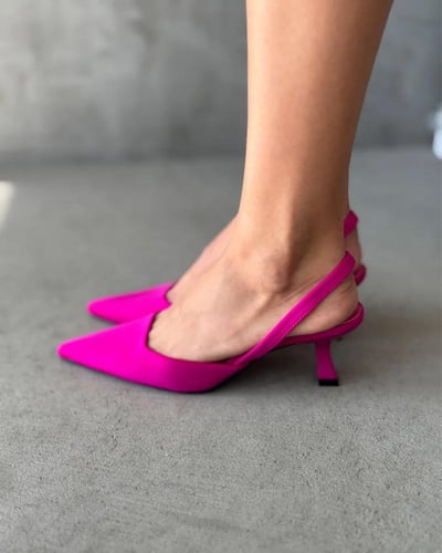 حذاء بكعب عالٍ ومقدمة مدببة