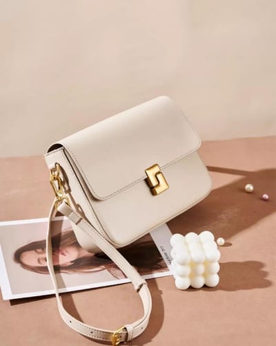 حقيبة كروس جلدية بيج فاتح بتصميم كلاسيكي وقفل ذهبي