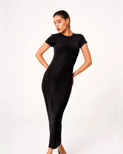 فستان نسائي ميدي بقصة ضيقة وأكمام قصيرة