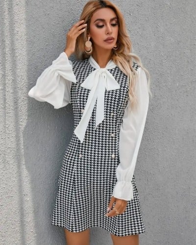 فستان طويل بنمط مربعات وربطة عنق وأكمام منتفخة