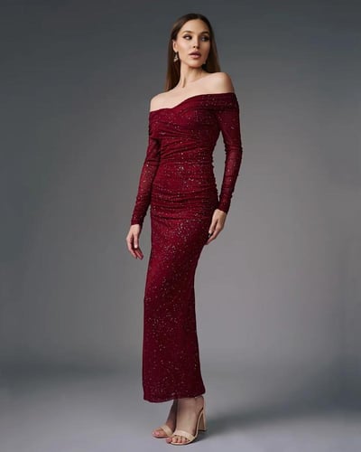 فستان سهرة مزخرف مكشوف الكتف وبأكمام طويلة - عنابي