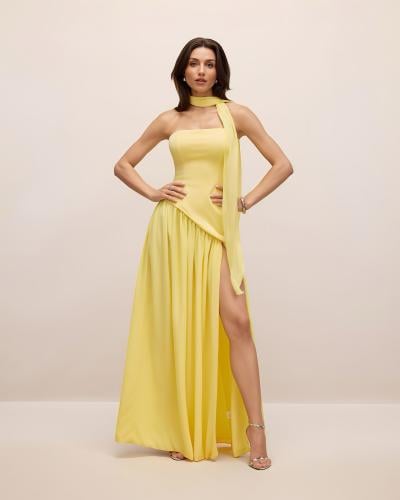 فستان أصفر طويل بفتحة ساق وتصميم غير متماثل