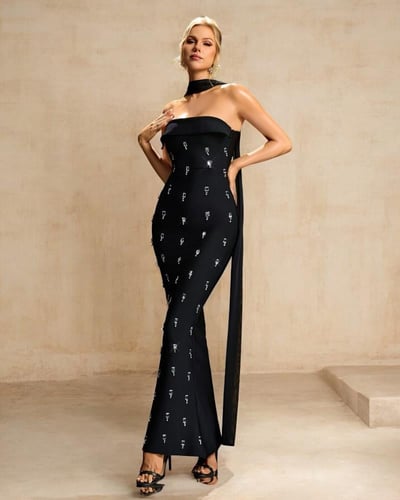 فستان سهرة أسود طويل بدون أكمام مزين بالكريستال