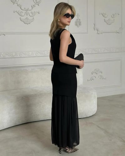 طقم نسائي قطعتين سترة بدون أكمام وتنورة طويلة مطوي...