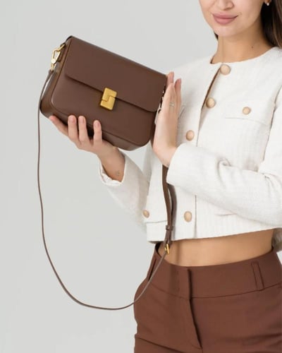 حقيبة كروس جلدية بنية بتصميم كلاسيكي وقفل ذهبي