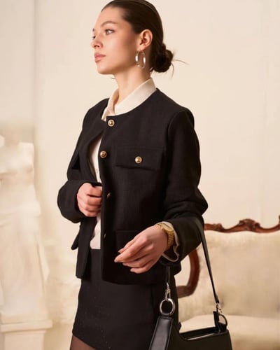 جاكيت نسائي أنيق بأزرار ذهبية وأكمام طويلة