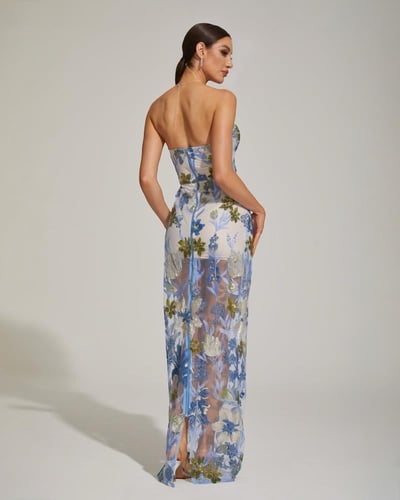 فستان سهرة مطرز بالورود تل طويل مكشوف الكتف