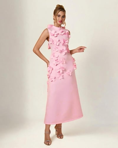 فستان ماكسي بحاشية متدرجة بدون أكمام ومزين بالزهور