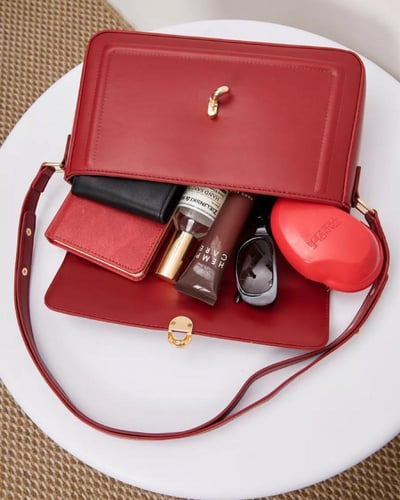 حقيبة كتف أنيقة بتصميم مستطيل ولون أحمر مع إغلاق م...