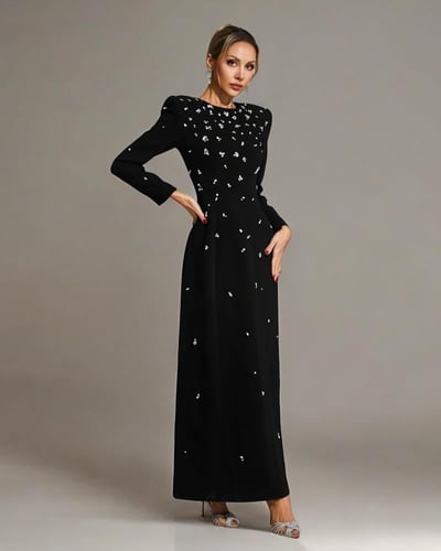 فستان سهرة مطرز بأحجار الراين وبأكمام طويلة