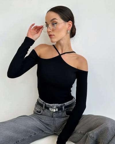 بلوزة سوداء بأكمام طويلة وتصميم أكتاف مفتوحة مع رب...