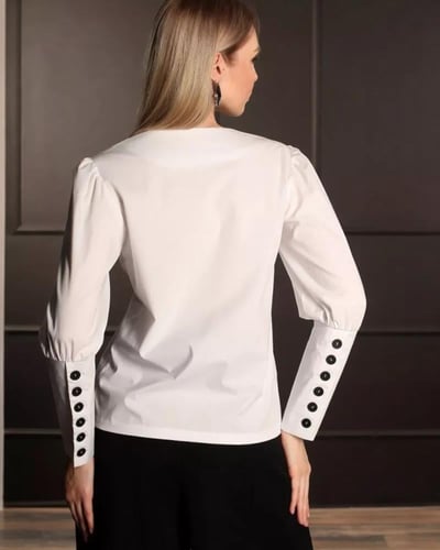 بلوزة رسمية أنيقة بياقة V مزدوجة بلونين وأزرار على...