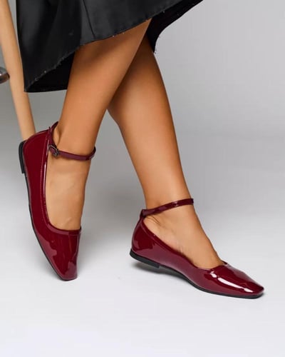 صندل مسطح بسيط وأنيق للنساء باللون العنابي