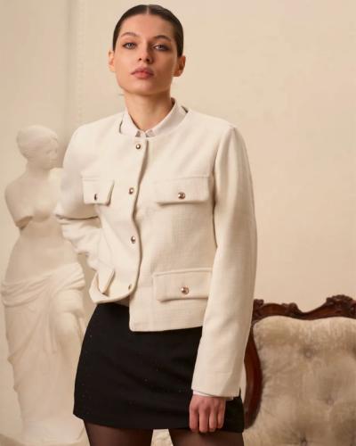 جاكيت نسائي أنيق بأزرار ذهبية وأكمام طويلة - أبيض