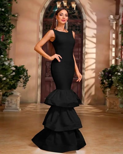 فستان سهرة أسود بطبقات متدرجة وتصميم بدون أكمام
