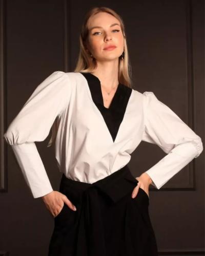 بلوزة رسمية أنيقة بياقة V مزدوجة بلونين وأزرار على...