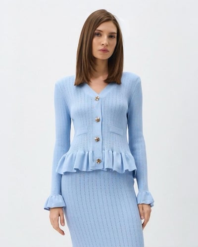 طقم بلوفر وتنورة ميدي محبوكة بأزرار ذهبية وتصميم ك...